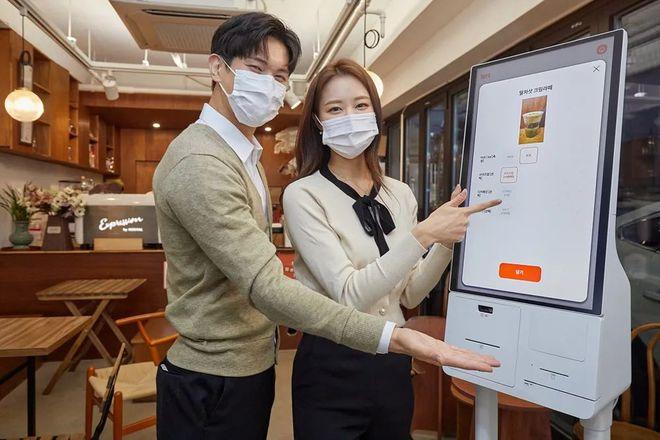 三星首進(jìn)入自助服務(wù)機(jī)業(yè)務(wù)發(fā)布智能售貨廣告機(jī)突出衛(wèi)生功能