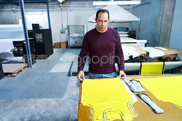 時(shí)裝轉(zhuǎn)讓工廠(chǎng)的生產(chǎn)人員。時(shí)裝轉(zhuǎn)讓工廠(chǎng)的生產(chǎn)人員