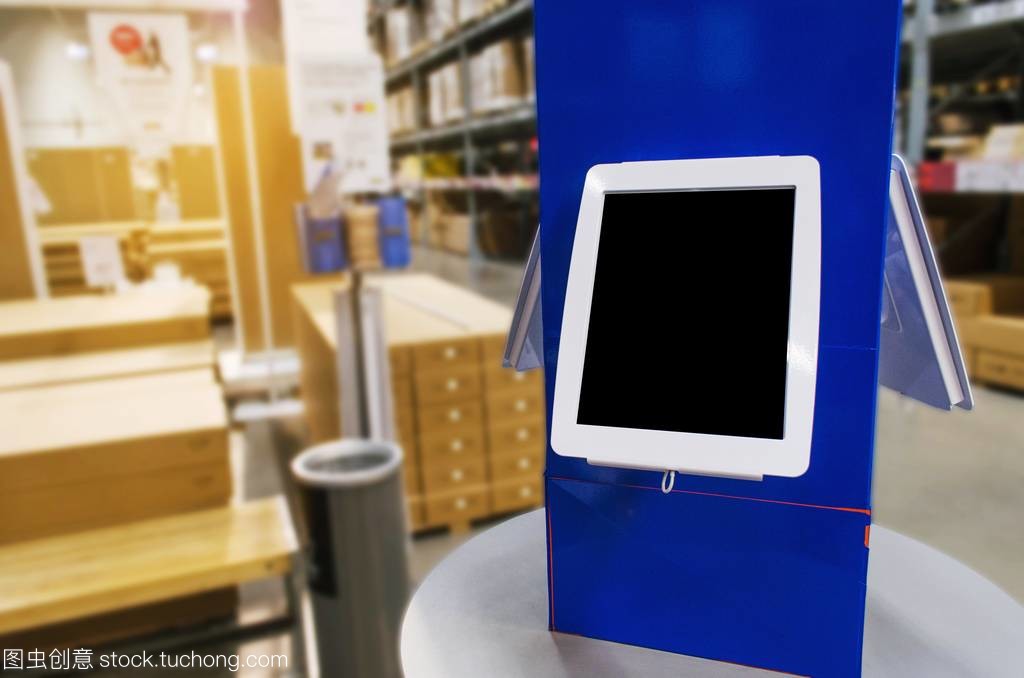 空白屏幕顯示器或平板電腦在工廠, 廣告, 批發(fā), 物流, 商業(yè), 出口和貨物倉庫業(yè)務的概念在辦公桌上